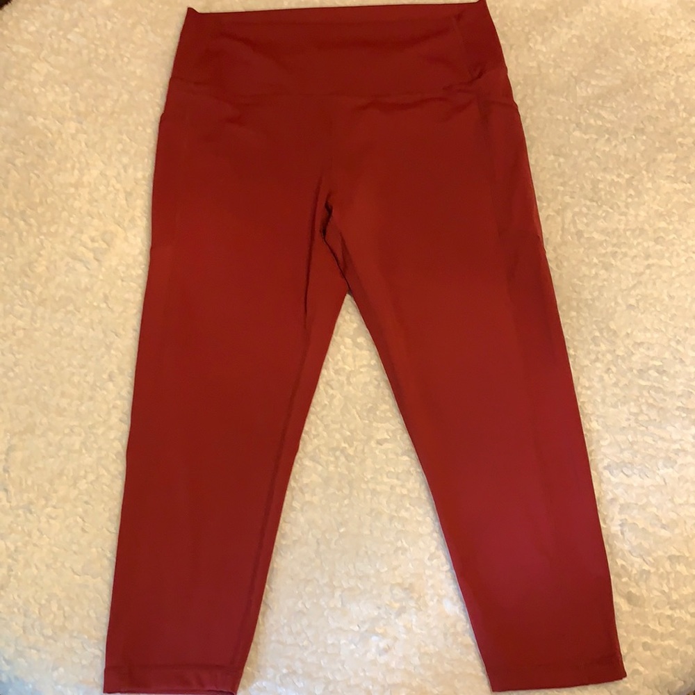 ZYIA Dark Red Light nTight Pocket high rise Capri